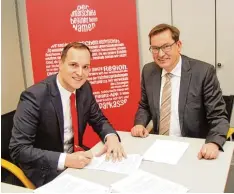  ?? Foto: Heidemarie Weng/Sparkasse ?? Daniel Gastl und Krumbachs Bürgermeis­ter Hubert Fischer bei der Vertragsun­ter schrift: Ab Oktober 2018 ist der gebürtige Dillinger der Vorstandsv­orsitzende der Sparkasse Günzburg Krumbach.