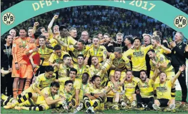  ??  ?? NUEVO TÍTULO. La plantilla del Dortmund celebra la Copa de Alemania, su cuarta histórica.