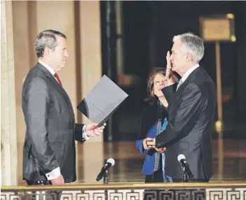  ??  ?? ► Jerome Powell (derecha), jefe de la Fed, ayer en su ceremonia de juramento.