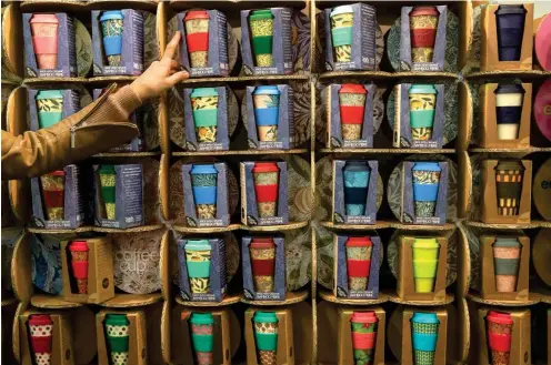  ?? Foto: dpa/Daniel Karmann ?? Auch eine Alternativ­e: Biologisch abbaubare Kaffeebech­er aus Bambus