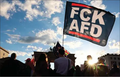  ?? ?? Angrebet på SPD-kandidaten Matthias Ecke udløste demonstrat­ioner flere steder i Tyskland, her ses aktivister i Berlin. Foto: Christian Mang/AFP