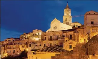  ??  ?? L’imbrunire.In alto, la Cattedrale in stile romanico pugliese, i cui lavori di restauro sono terminati lo scorso anno. Al di sotto si stende la Civita, cuore del Sasso Barisano