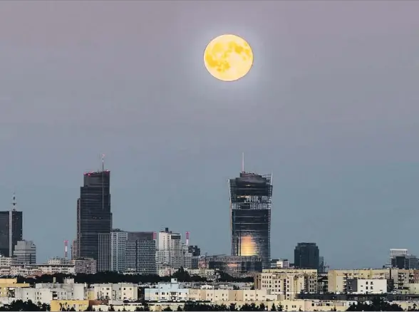  ?? JACEK KADAJ / GETTY ?? Anochecer. El mapa ilustra los momentos en los que anochece en los países europeos y las diferencia­s internas durante el solsticio de verano. Hay que tener en cuenta las franjas horarias a las que pertenece cada país. En la foto, Varsovia