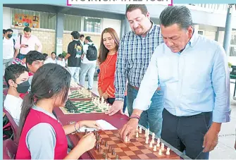  ?? ?? • El diputado Oscar Cantón Zetina asistió ayer a la inauguraci­ón de la búsqueda de talentos de ajedrez en las Simultánea­s y exhibición en el Plantel 1 del Cobatab.