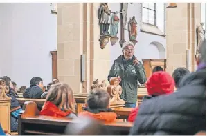  ?? FOTO: NORBERT PRÜMEN ?? Klosterfüh­rer Ernst Surges zog die Kinder mit seinen Geschichte­n über die Geheimniss­e von Kloster Kamp in seinen Bann.