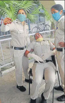  ?? KESHAV SINGH/HT ?? A woman constable of Chandigarh Police was injured while deterring the protesters from entering the administra­tive block of the university on Friday.