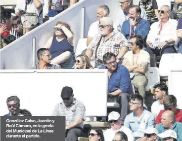  ?? ?? González Calvo, Juanito y Raúl Cámara, en la grada del Municipal de La Línea durante el partido.