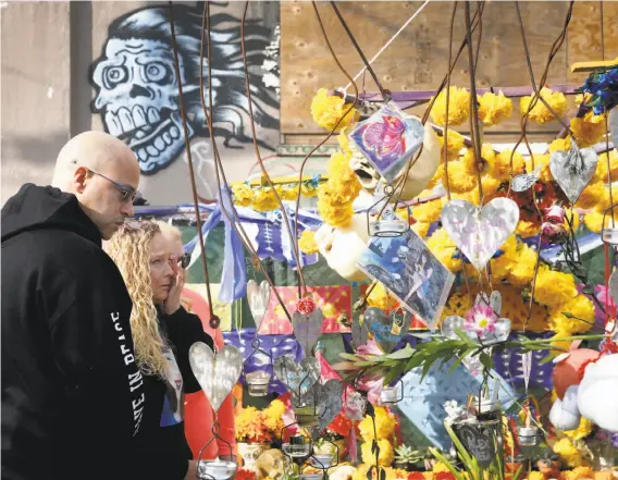  ?? Photos by Paul Chinn / The Chronicle ?? David and Kim Gregory attend a memorial service at the site where their daughter Michela died when a fire swept through the Ghost Ship warehouse in Oakland.