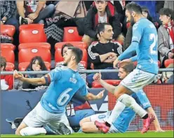  ??  ?? Oier celebra el tanto de la victoria de Osasuna ayer en San Mamés.