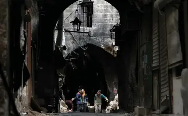  ?? PICTURE: REUTERS ?? MENDING THE CITY: Volunteers sort through the rubble in Khan Gumruk in Aleppo, Syria, in January.