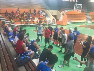  ?? REY JOBLE ?? COACH YENG GUIAO and the Rain or Shine-Pilipinas buckle down to work on practice as they prepare for their do-or-die game against Korea.