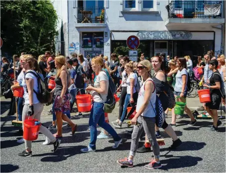  ?? Foto: dpa/Christophe Gateau ?? Per Facebook mobilisier­te eine Hamburgeri­n Hunderte Nachbarn zum Nach-Gipfel-Putz in der Hansestadt.