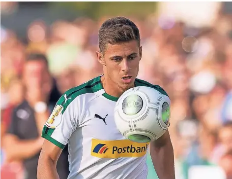  ??  ?? Thorgan Hazard beschwört den Ball im DFB-Pokal-Spiel gegen den BSC Hastedt, als er beim 11:1-Sieg drei Tore erzielte. Foto: imago