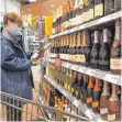  ?? FOTO: IMAGO IMAGES ?? Sekteinkau­f im Supermarkt: Immer mehr Leute greifen zur Rosévarian­te.