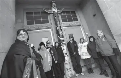  ?? BARRY GRAY, THE HAMILTON SPECTATOR ?? Shari-Lyn Terry, left, and former Parkdale students and parents have rallied to protect a totem pole that stands at the entrance to the east-end school.