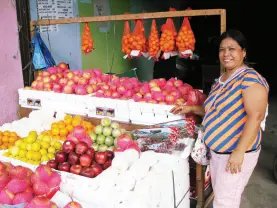  ??  ?? IMPORTED round fruits for prosperity