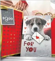  ?? ANA MENGOTTI / EFE ?? Regalo. Una postal y una bolsa de regalos para un perro por San Valentín.