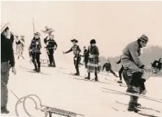  ??  ?? Fasching und Skifahren daheim: Von Jossy Bosch aus Krumbach stammt diese Auf nahme vom Faschings Skifahren des Krumbacher Skiclubs. Das Foto entstand am De meterberg 1969.