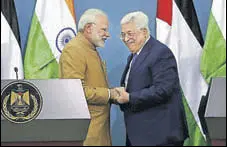  ?? AFP ?? Prime Minister Narendra Modi and Palestinia­n president Mahmoud Abbas during a press conference in Ramallah on Saturday.