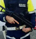  ??  ?? Arma da guerra Uno degli agenti di polizia municipale di Cittadella mostra la pistola semiautoma­tica Scorpion