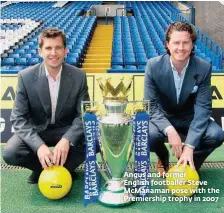  ??  ?? Angus and former English footballer Steve McManaman pose with the Premiershi­p trophy in 2007