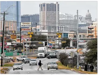  ?? RALPH BARRERA / AMERICAN-STATESMAN ?? The city estimates that road changes — including 120 traffic signal upgrades, 30 intersecti­on improvemen­ts, 75 miles of sidewalks and 40 miles of bicycle lanes — would cut traffic delays by 25 percent and collisions by 15 percent. The biggest changes...