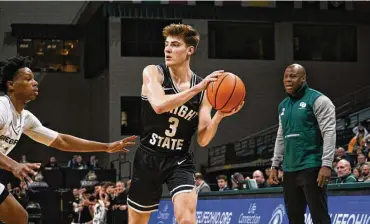  ?? WRIGHT STATE ATHLETICS ?? Wright State’s Alex Huibregtse looks to make a pass vs. Green Bay at the Nutter Center earlier this season. Huibregtse has added to the Raiders long-range attack as he has shot 40.7% from 3-point range.