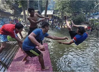  ??  ?? Holiday mood: Youths having fun during a Christmas Day trip to the Sungai Kemensah recreation area in Ulu Klang. — Bernama