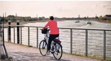  ?? RP-FOTO: RALPH MATZERATH ?? Monheim im Oktober 2018: Der Rhein lädt zum Genießen ein, Radler ebenso wie Erholungss­uchende ohne fahrenden Untersatz.