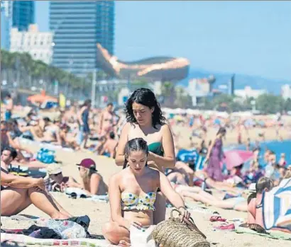  ?? XAVIER GÓMEZ ?? Las playas de Barcelona se llenaron ayer con un público deseoso de disfrutar del buen tiempo