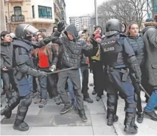  ?? EFE ?? Incidentes entre la Policía y manifestan­tes junto al Parlamento foral