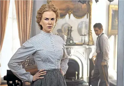  ??  ?? Strenge, verführeri­sche Lehrerin: Nicole Kidman und Colin Farrell in Sofia Coppolas „The Beguiled“.