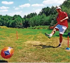  ?? FOTOS: THORSTEN WOLF ?? Wie Golf, nur mit einem echten Fußball und ganz ohne Schläger: Am vergangene­n Wochenende präsentier­ten Spieler aus insgesamt 15 Nationen bei den ersten „German Open“auf dem Golfplatz Websweiler Hof mit „Footgolf“eine gelungene Symbiose aus klassische­m...