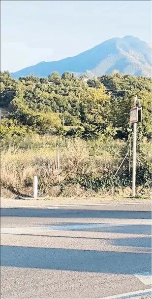  ??  ?? Homenaje Ramon Gual, uno de los fundadores de la Universita­t Catalana d’estiu, junto a un monumento en homenaje a Pompeu Fabra
El Canigó El macizo del Canigó, cercano a Prada de Conflent, tiene fuertes resonancia­s sentimenta­les para los catalanes a ambos lados de la frontera