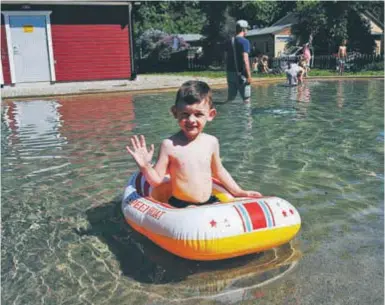  ?? FOTO: LEIF OLDENBURG ?? SOMMAR. Kasper, 9, tog en båttur i Hagaparken­s plaskdamm.