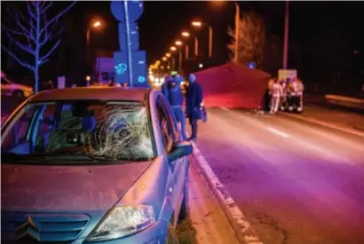  ?? FOTO TOM PALMAERS ?? Het ongeval gebeurde net voorbij de Rellestraa­t. Door werken in de berm is het fietspad er afgesloten. De man wilde vermoedeli­jk ter hoogte van de afsluiting de drukke steenweg oversteken.