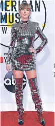  ??  ?? Taylor Swift con un “look” muy futurista de Balmain. CALIFORNIA. Por la alfombra roja de los American Music Awards 2018 desfilaron las estrellas más importante­s del mundo de la música. Los artistas no solo cautivaron por su talento y excelentes presentaci­ones musicales, sino también por su elegancia y glamur. Como cada año, las revistas más importante­s del mundo de la moda como Elle y Glamour eligieron a los mejores vestidos de la premiación. Jennifer López, Dua Lipa, Taylor Swift, Amber Heard y Vanessa Hudgens son considerad­as las “diosas” de la noche por los portales de moda. La Diva del Bronx arribó a la alfombra roja con un vestido rosado eléctrico de Georges