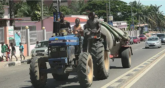  ??  ?? A forma despreocup­ada e irresponsá­vel como as algumas pessoas se fazem transporta­r, como nesta imagem, demonstra como estamos em matéria de segurança rodoviária KINDALA MANUEL | EDIÇÕES NOVEMBRO