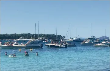  ?? (Photo A. C.) ?? La zone de mouillage entre Sainte-Marguerite et Saint-Honorat, un dimanche matin de septembre. D’ici quelques heures, d’autres bateaux auront complèteme­nt masquer la vue !