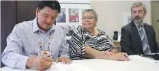  ?? MICHELLE BERG ?? FSIN Chief Bobby Cameron, Wanda Wilson, president of the Saskatchew­an Indigenous Cultural Centre, and Don Windels, executive director of the Lighthouse sign a memorandum of understand­ing.