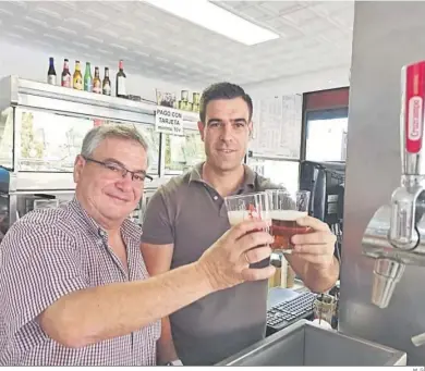  ?? M. G. ?? Paco Rubio y su hijo Fran en la cervecería Urbión.