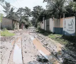  ?? FOTOS: MELVIN CUBAS ?? DETERIORO. Por las calles es difícil transitar porque las vías están con lodo espeso.