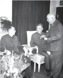  ??  ?? 1984年聂荣臻（左）与张蕴钰（右）、邓稼先（中）畅谈