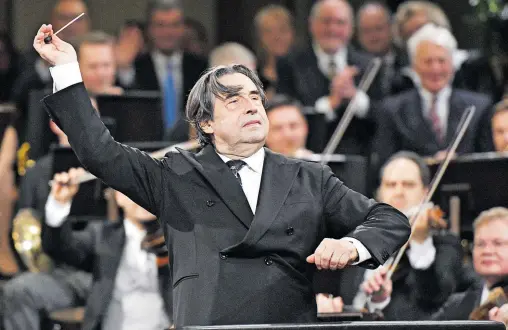  ?? [ APA ] ?? Der Maestro in Aktion: Riccardo Muti beim Neujahrsko­nzert 2018. Am nächsten 1. Jänner wird er es zum sechsten Mal dirigieren.