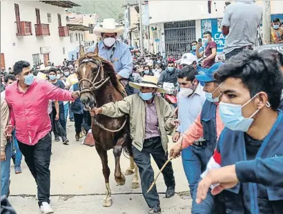  ?? REUTERS ?? Pedro Castillo llegó a caballo al colegio electoral en el que votó en la ciudad de Cajamarca