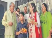  ?? HT PHOTO ?? Relatives offering sweets to Sanjeev Rajput’s father KL Rajput at his house in Jagadhri, Yamunanaga­r, on Tuesday.