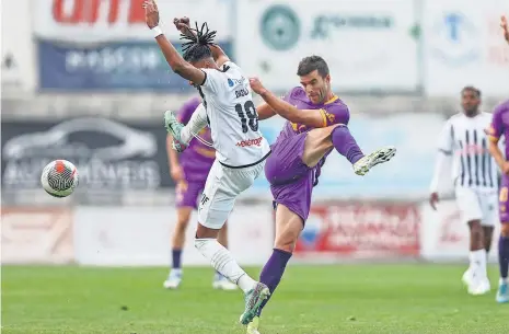  ?? ?? Sem rodeios, Zé Pedro afasta a bola de Francis Okoli, médio do Amarante