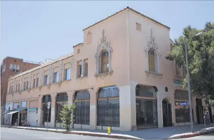  ?? Rick Loomis Photograph­s by ?? THE BERGGRUEN INSTITUTE intends to renovate this MacArthur Park building, which worries longtime tenant Gary Wolin.