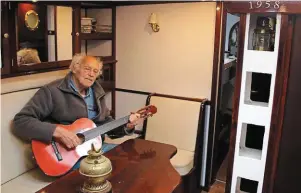  ?? | PHOTO : PHILIPPE JOUBIN, OUEST-FRANCE ?? Piet Wittevrong­el, avec une ancienne guitare de Jacques Brel, offerte par un restaurate­ur de Knokke (Belgique).