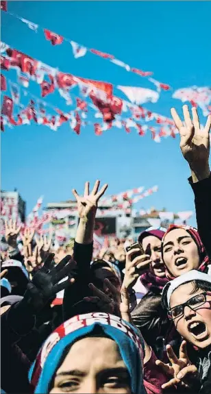  ??  ?? Passió pel sí. Un grup de seguidors pro-Erdogan durant un míting ahir a Istanbul. Estan a favor d’obrir la porta que Turquia es converteix­i en un règim en què l’actual president del país pugui romandre en el càrrec amb amplis poders fins a l’any 2029...